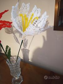 Fiori bianchi e rossi fatti a mano all'uncinetto 