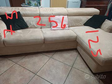 Divano  tavolo sedie credenza