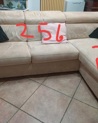 Divano  tavolo sedie credenza