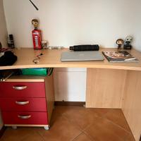 Scrivania con cassettiera