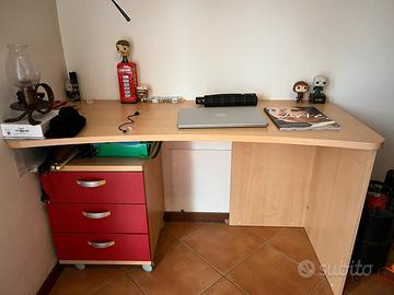 Scrivania con cassettiera