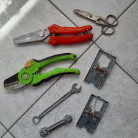 Forbici per potare, chiavi inglesi, trappole topi