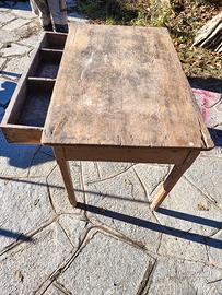 Tavolo antico con cassetto