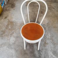 Sedia in metallo bianco smaltato e seduta in legno