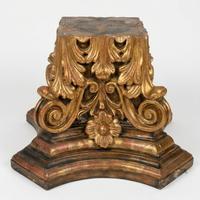 Capitello Antico in Legno Dorato