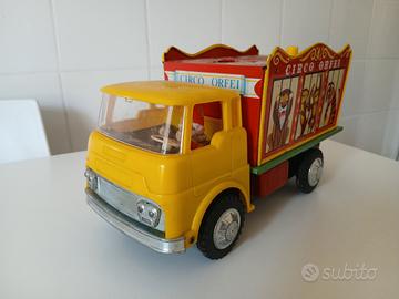Camion vintage "Circo Orfei" con frizione