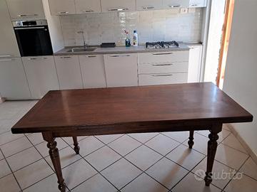 Tavolo in legno noce