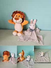 Peluches leone e coniglietto