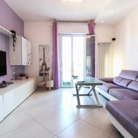 Arredo salotto con divano e mobile tv e tavolo