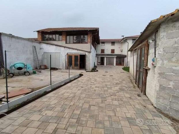 2 fabbricati residenziali ed 1 rustico