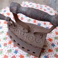 Antico ferro da stiro a carbone vintage