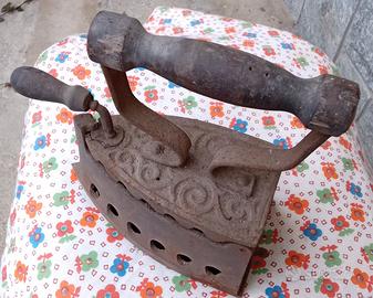 Antico ferro da stiro a carbone vintage