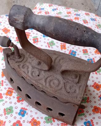 Antico ferro da stiro a carbone vintage