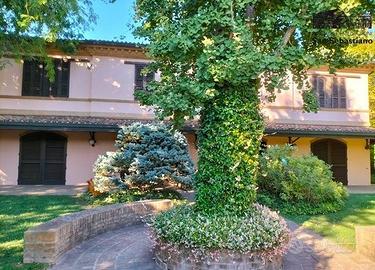 Villa di 1299 m² con più di 5 locali e box auto do