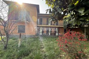 RIF. 032 - VILLA CON GIARDINO IN CENTRO