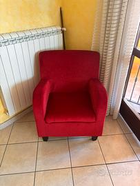 Poltrona rossa imbottita in tessuto