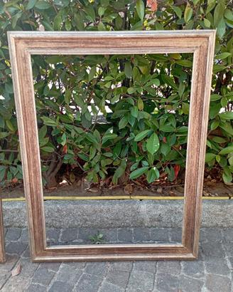 Cornice in legno lavorato con eleganti profili