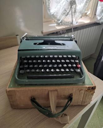 Macchina da scrivere Olivetti Lettera 22 Vintage 