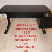 Scrivania nera in legno