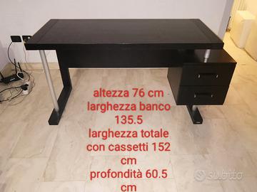 Scrivania nera in legno