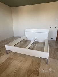 Letto matrimoniale - struttura bianca