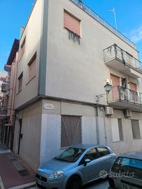 Vendita intero stabile pieno centro