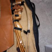 Arco ricurvo con freccie e accessori.