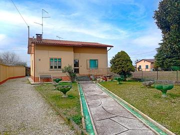 DUE CASE INDIPENDENTI CON GIARDINO