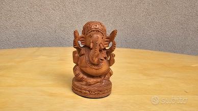 Statuetta di Ganesha intagliata in legno