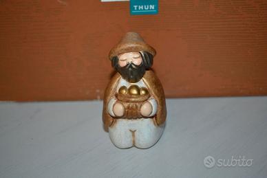 Presepe Thun - pastore inginocchiato con doni