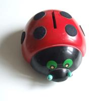 Salvadanaio in legno a forma di coccinella