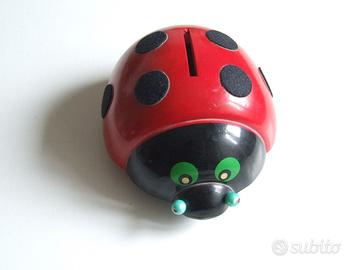 Salvadanaio in legno a forma di coccinella