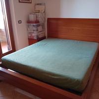 Letto matrimoniale in noce