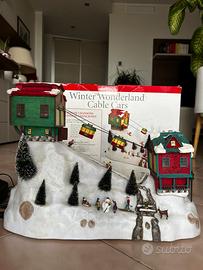 Villaggio natalizio con funivia, luci e musica