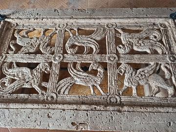 prestigioso tavolinetto in pietra artistica