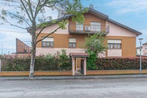 Villa di 365 m² con più di 5 locali a Lugo