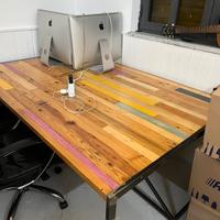 Scrivania in legno, con piedi in ferro