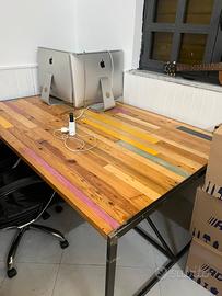 Scrivania in legno, con piedi in ferro