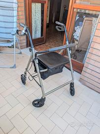 Deambulatore e rialzo per WC con maniglie