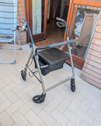 Deambulatore e rialzo per WC con maniglie
