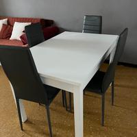 Tavolo legno bianco   quatto sedie simil pelle