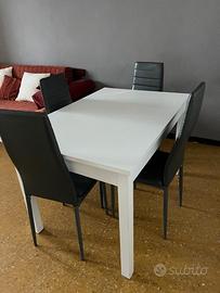 Tavolo legno bianco   quatto sedie simil pelle