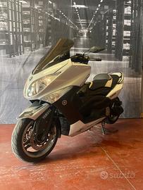 Yamaha Tmax Whitemax AKRAPOVIC