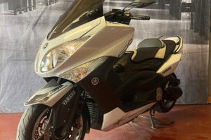 Yamaha Tmax Whitemax AKRAPOVIC