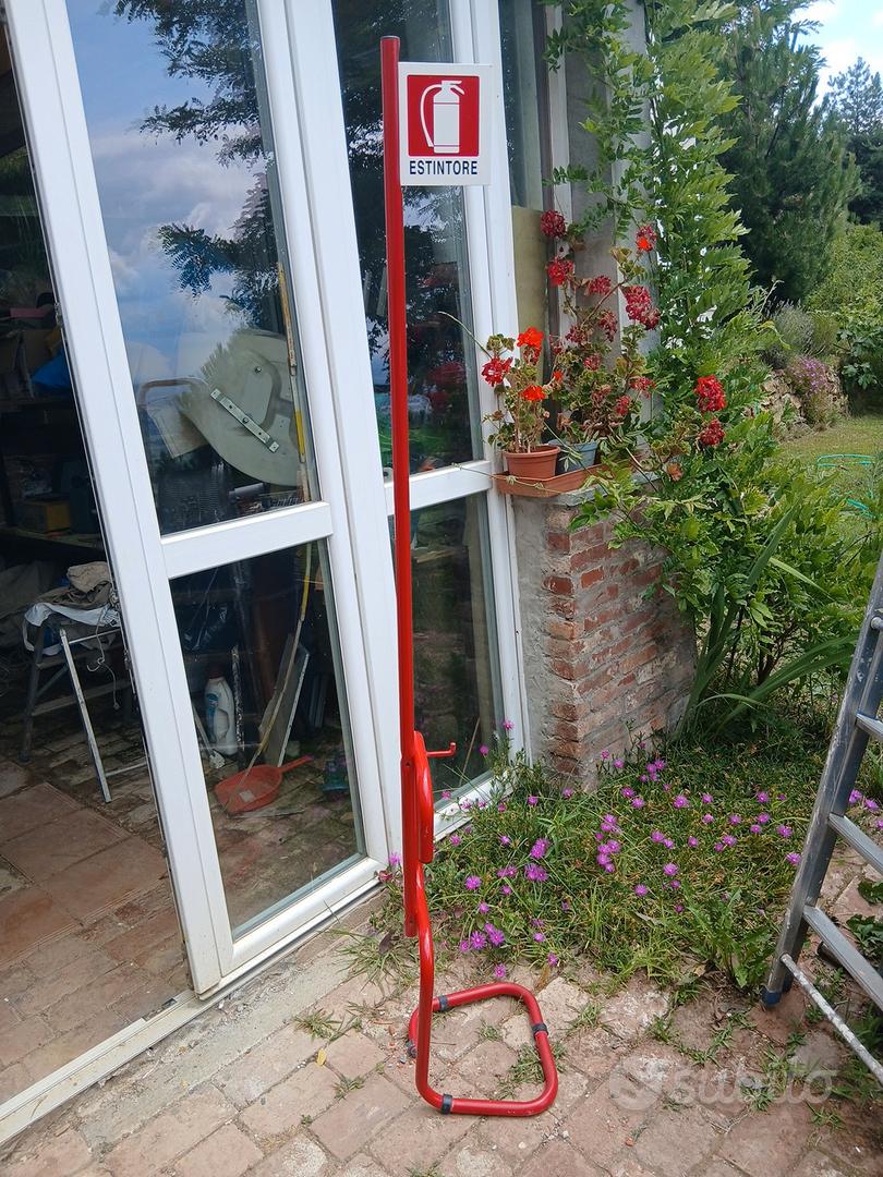 Piantana Porta Estintore Con Cartello Segnaletico - Supporto Universale In Metallo Rosso