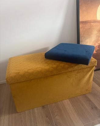 Cassapanca velluto ocra piu un pouff quadrato blu