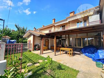 Casa accostata con giardino
