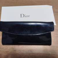 Pochette Dior nera con base mascara e pinzetta per
