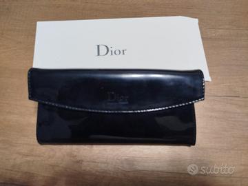 Pochette Dior nera con base mascara e pinzetta per