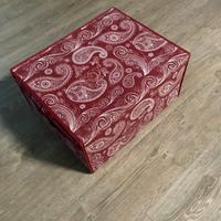 Scatoli e appendiabiti.